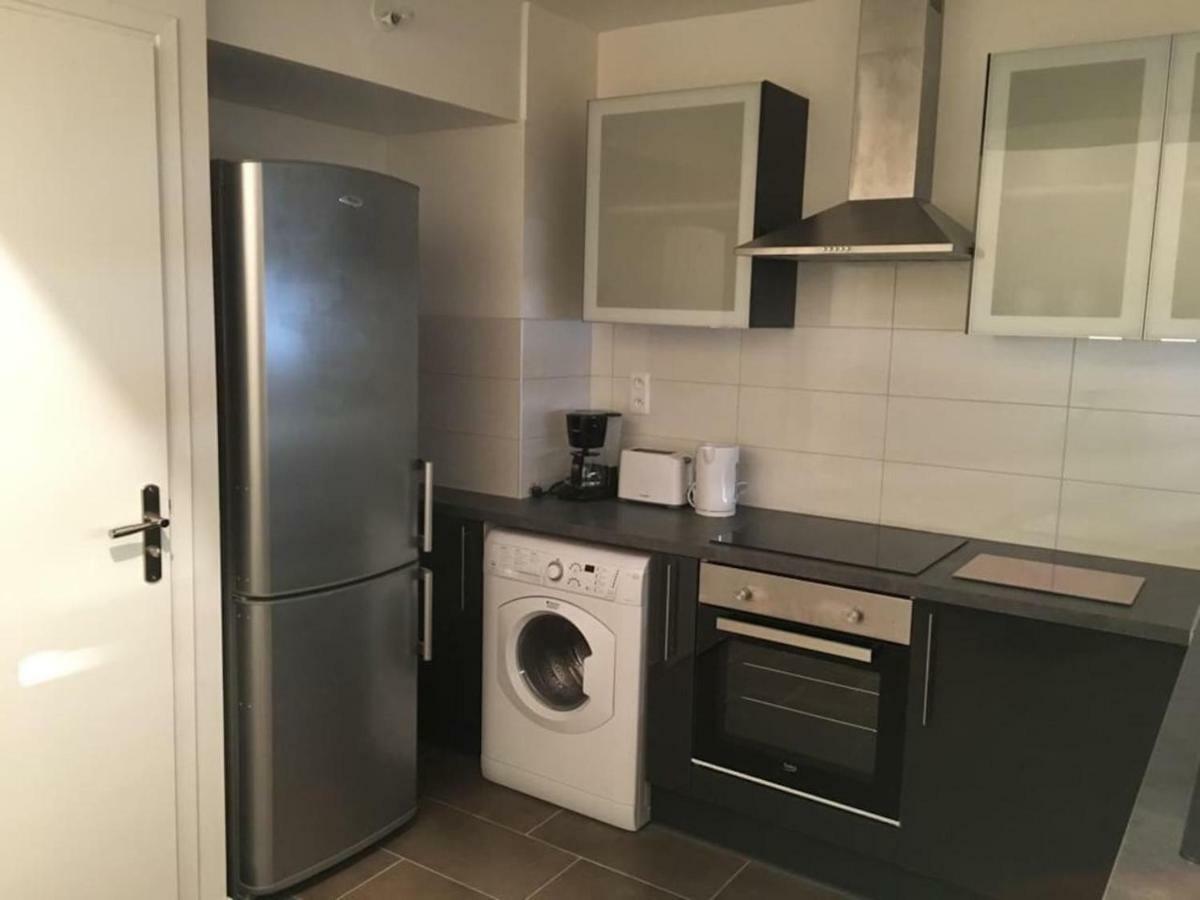 Between Orly Airport And Paris Apartment *